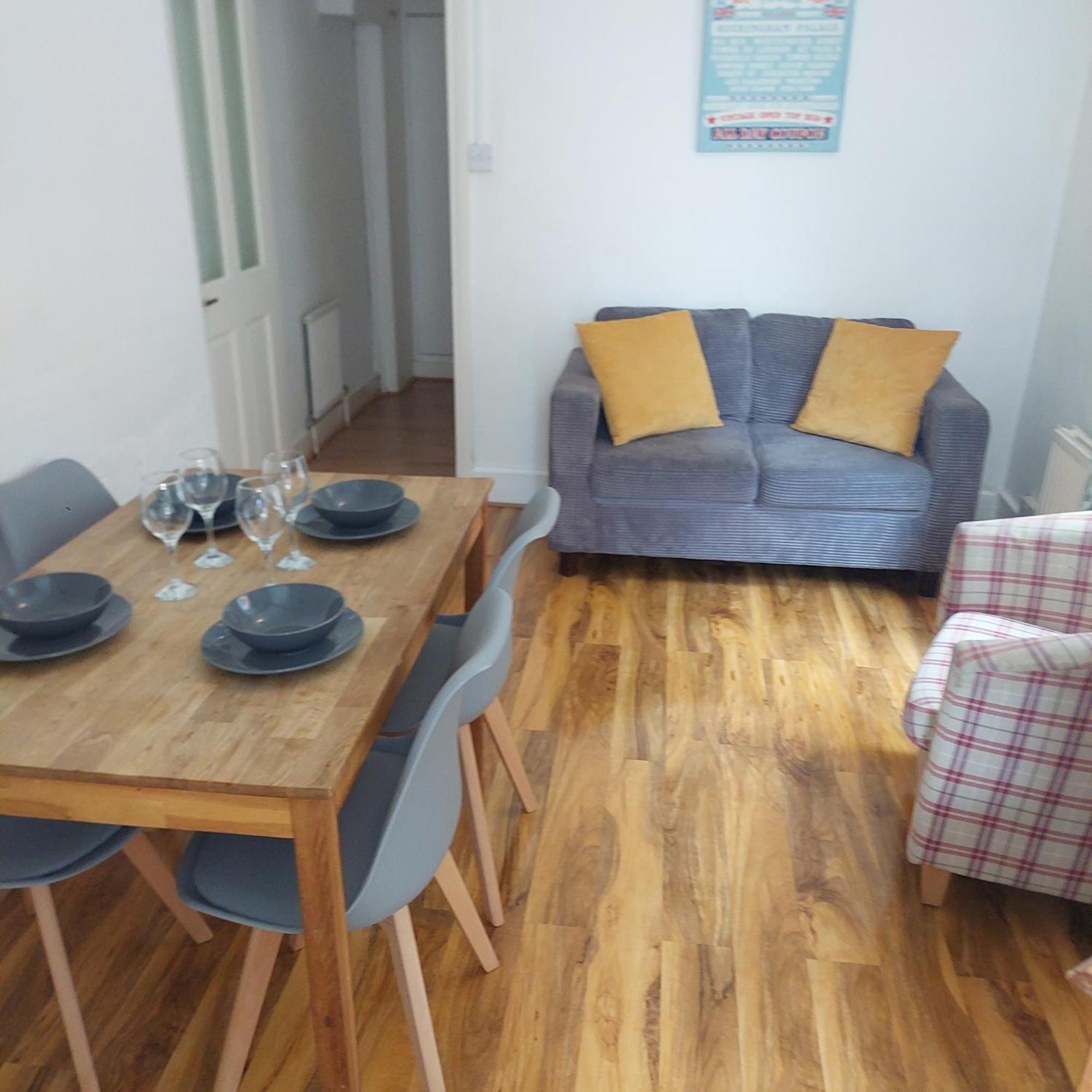 2 Bedroom Apartment, Fortescue Road Londen Buitenkant foto