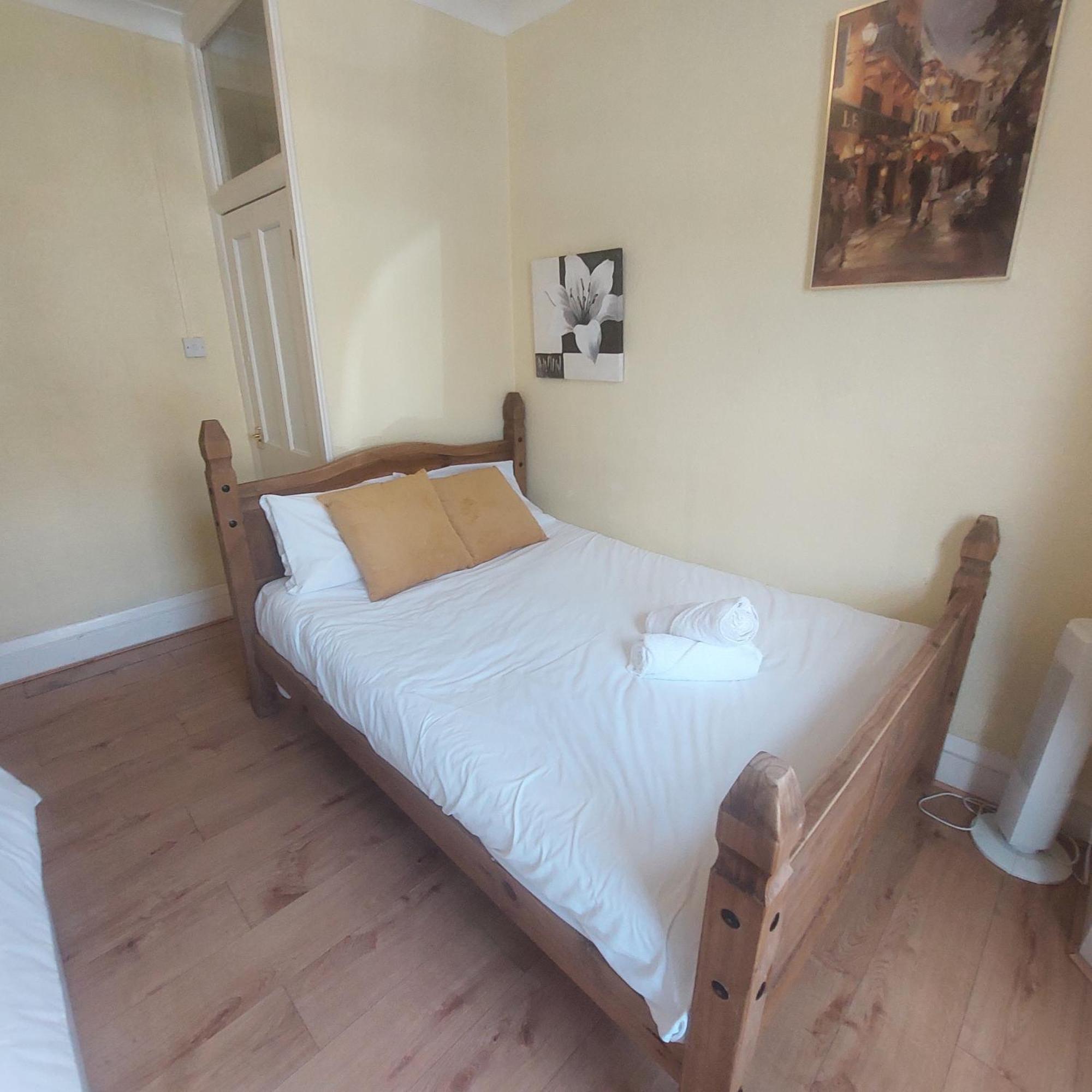 2 Bedroom Apartment, Fortescue Road Londen Buitenkant foto